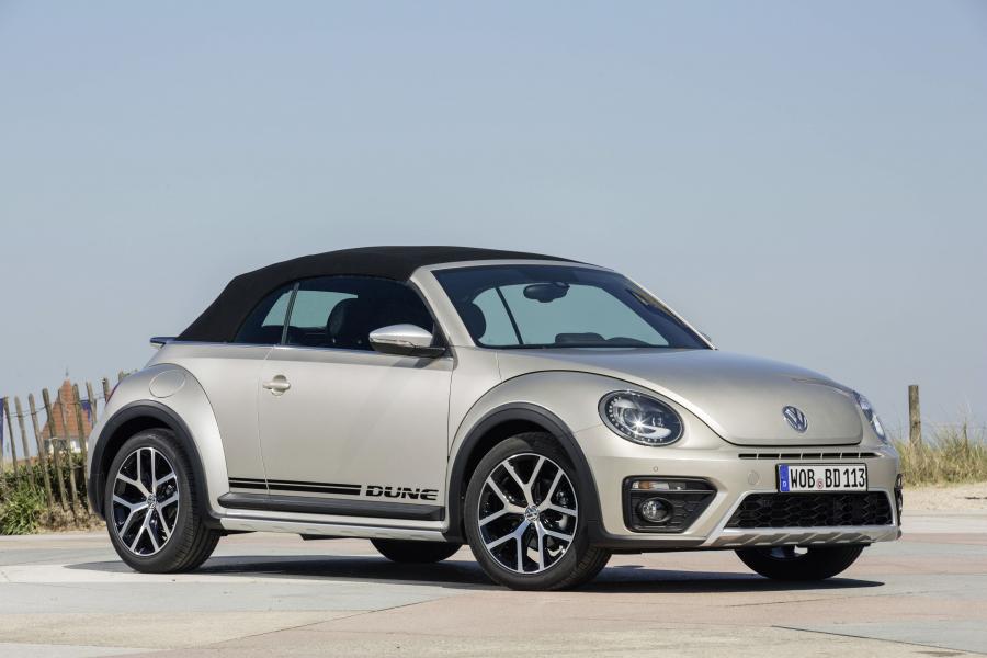  Volkswagen Beetle Dune Convertible 2016 года  (фото 14 из 32)